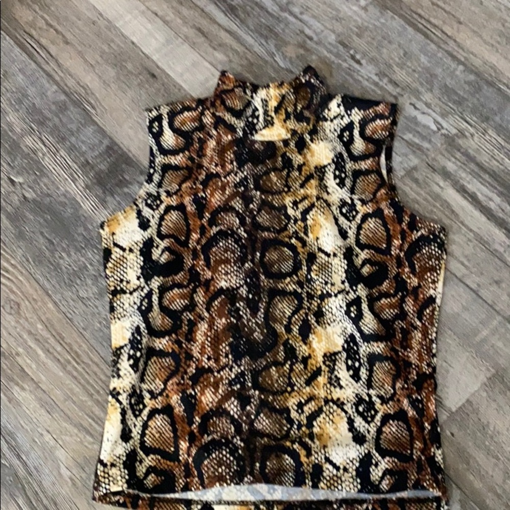 Mock neck snakeskin top💕